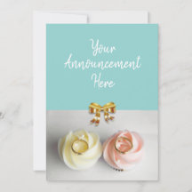 結婚ケーキのカップケーキに結婚指輪を飾って