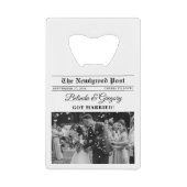 結婚ズ新聞おもしろいブラック&ホワイト結婚式の引き出物 クレジットカード栓抜き (正面)