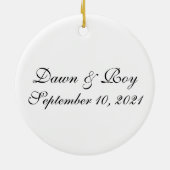 結婚パーソナライズされたの夫婦の初めてのクリスマス セラミックオーナメント (裏面)