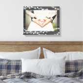 結婚写真。ダークウッド(ストリングライト付き) キャンバスプリント (インサイチュ (寝室))