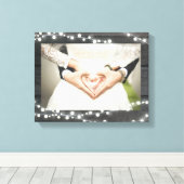 結婚写真。ダークウッド(ストリングライト付き) キャンバスプリント (インサイチュ (ウッドフロア))