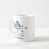 結婚周年記念パーソナライズされたのフクロウの贈り物 コーヒーマグカップ (正面左)