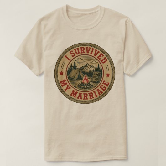 結婚地獄からサバイバル おもしろキャンピングバッジ Tシャツ (デザイン正面)