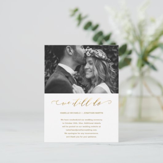 結婚延期のお知らせ フォーゴールド 私たちまだ結婚するよ 写真付き 案内ポストカード (スタンド正面)