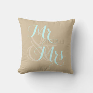 結婚式おしゃれ タン スワール ピロー Mr. and Mrs.