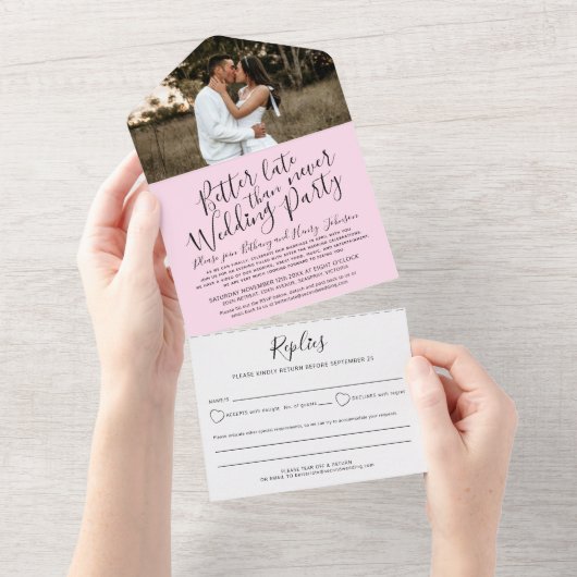 結婚式が遅くなっても大丈夫 ブラックとピンクの写真 オールインワン招待状 (貼ってはがせる)