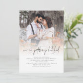 結婚式で使えるQRコードの写真オーバーレイ「Getting Hitched」 招待状 (スタンド正面)