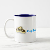 結婚式で指輪を運んで来る人 ツートーンマグカップ (左)