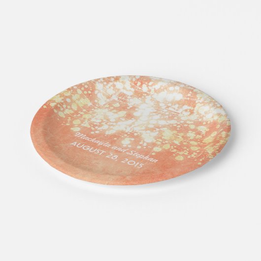 結婚式のひもライト金ゴールドおよびモモのきらめく ペーパープレート (アングル)