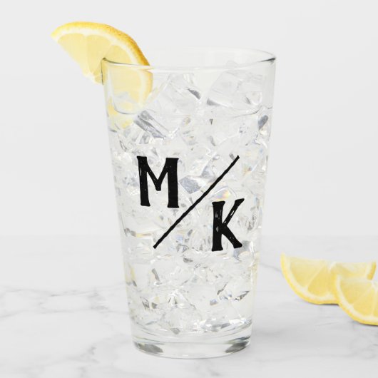 結婚式のイニシャル 単純な黒のスラッシュ モダン タイポグラフィ タンブラーグラス (アイス正面)
