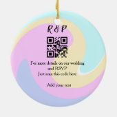 結婚式のウェブサイトのRSVP QRコードに名前を追加するテキスト セラミックオーナメント (裏面)