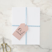 結婚式のカップルの名前の文字の日付の赤いパステル背景 ギフトタグ (より糸付き)