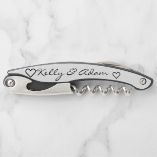 結婚式のカップルの白く黒いコルクねじ ソムリエナイフ