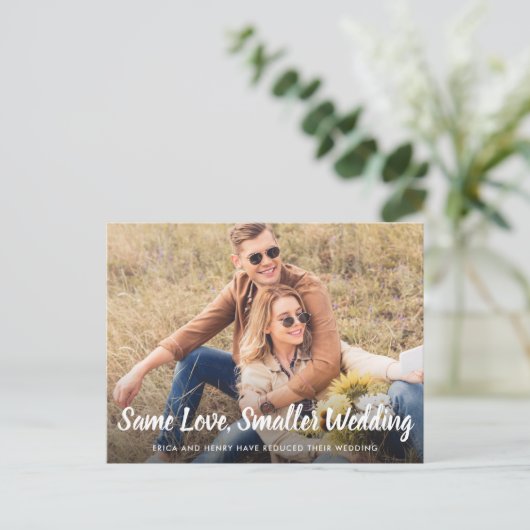 結婚式のゲストリストを縮小 愛は同じままの写真 案内ポストカード (スタンド正面)