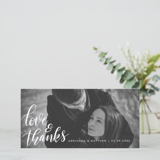 結婚式のタイポグラフィの愛および感謝|のカップルの写真 サンキューカード (スタンド正面)