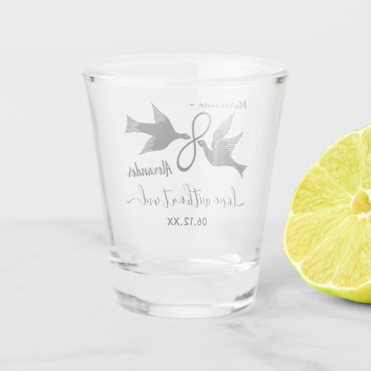 結婚式の仲の良い恋人同士の無限|カスタムのカップルの名前 ショットグラス (裏面)