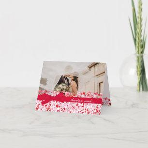 結婚式の写真のサンキューカードのハート及び赤いリボン サンキューカード