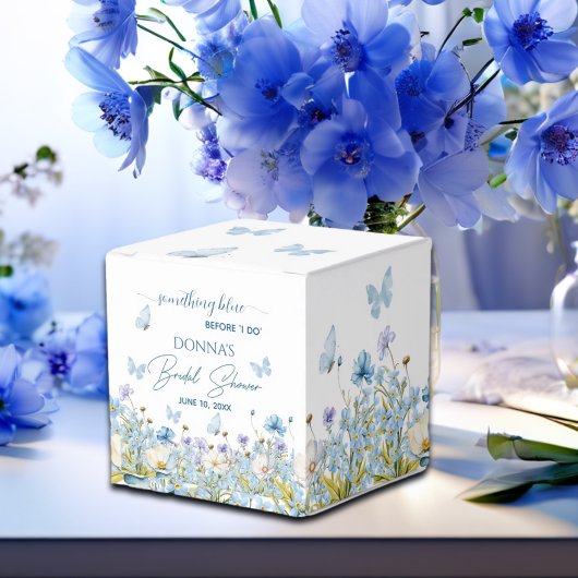 結婚式の前にブルーの花を添えた花のブライズシャワー フェイバーボックス