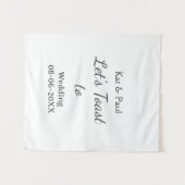 結婚式の名前と日付を飾るシンプルなカップルの乾杯 タペストリー (正面(横))