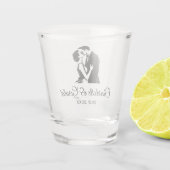 結婚式の引き出物カップルキスモノグラムモダンシンプル ショットグラス (裏面)