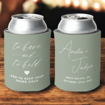 結婚式の引き出物セージ緑を持って保持する