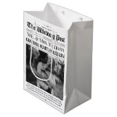 結婚式の引き出物バッグ結婚ズ新聞抱き枕 ミディアムペーパーバッグ (正面アングル)