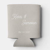 結婚式の引き出物ベージュミニマリストスクリプト 缶クーラー (裏面)