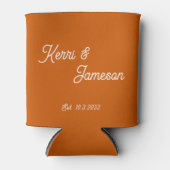 結婚式の引き出物燃えたオレンジ色のミニマリストスクリプト 缶クーラー (正面)