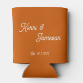 結婚式の引き出物燃えたオレンジ色のミニマリストスクリプト 缶クーラー (裏面)