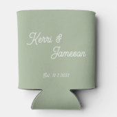 結婚式の引き出物Sage Greenミニマリストスクリプト 缶クーラー (裏面)