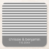 結婚式の引出物 花嫁 花婿 日付 ストライプ グレー 白 スクエアペーパーコースター (正面)