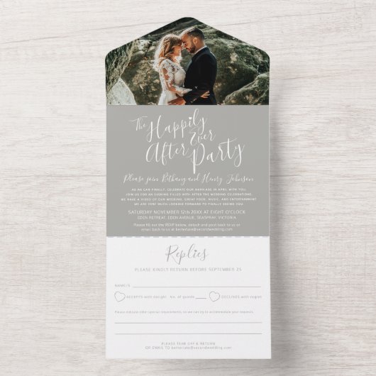 結婚式の後ずっと幸せに白い灰色の写真 オールインワン招待状 (内側)