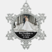 結婚式の思い出の写真 ブラック 結婚後初のクリスマス Mr & Mrs スノーフレークピューターオーナメント (正面)