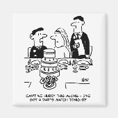 結婚式の披露宴で新郎がダーツの試合をする マグネット (正面)