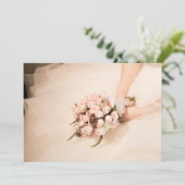 結婚式の招待にピンクのバラの花束を持つ花嫁 招待状 (スタンド正面)