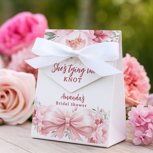 結婚式の準備 ピンクの花の飾りとリボン フェイバーボックス