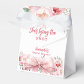 結婚式の準備 ピンクの花の飾りとリボン フェイバーボックス (正面サイド)