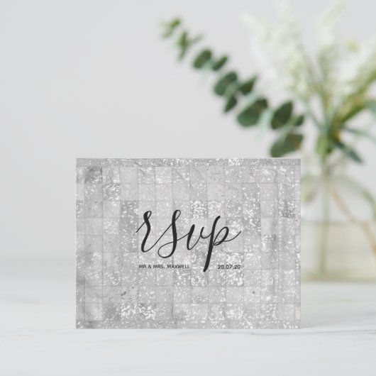 結婚式の返信カード | モダングレーのスクリプトポストカード インビテーションポストカード (スタンド正面)