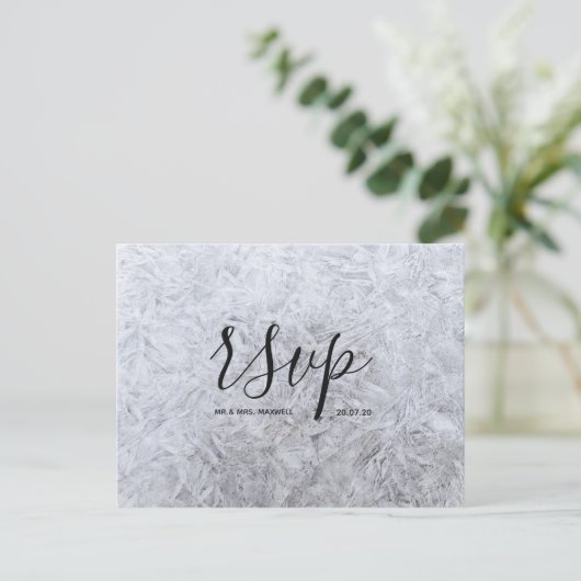 結婚式の返信カード | 木目調スクリプトのポストカード インビテーションポストカード (スタンド正面)