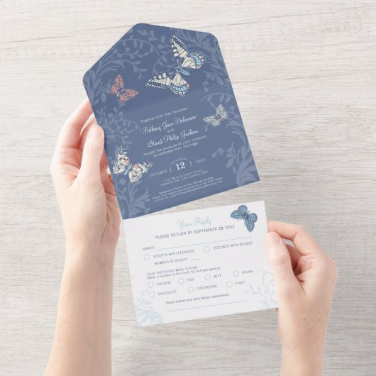 結婚式の青いクリーム色の蝶の渦巻き食事 RSVP オールインワン招待状 (貼ってはがせる)