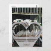 結婚式の鳩が新郎新婦を待っています ポストカード (正面/裏面)