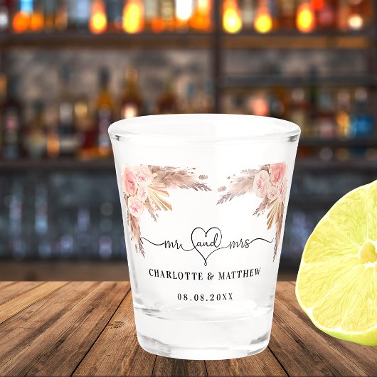 結婚式のMr.とMrs. カップル パンパス草とピンクの花 ショットグラス