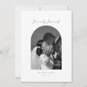 結婚式後の最初の季節をお祝いする、シンプルなアーチの写真を使ったモノクロのハッピーマリッジのホリデー シーズンカード (正面)