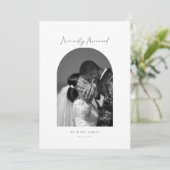 結婚式後の最初の季節を、新婚夫婦として minimal なアーチの写真を使った白黒の「 merril シーズンカード (スタンド正面)