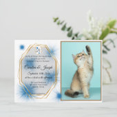 結婚式、ペットの写真＆青い毛の房のタグ付き招待状 招待状 (スタンド正面)