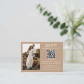 結婚式 ミニマル シンプル タウペ QR フォト RSVP エンクロージャーカード (スタンド正面)