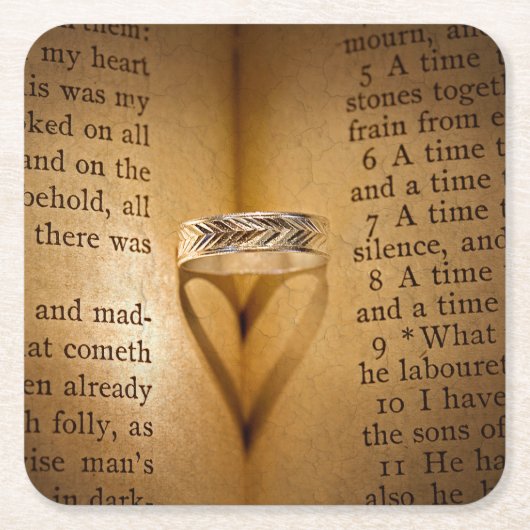 結婚指輪のハートの影が聖書に スクエアペーパーコースター (正面)