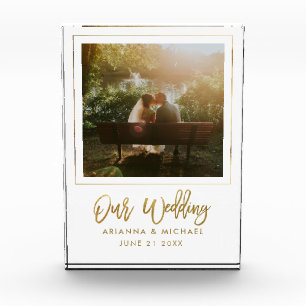 結婚祝いの記念品の金ゴールドの原稿の新婚者 フォトブロック