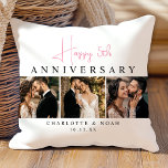結婚記念日のカスタムコラージュ クッション<br><div class="desc">祝Custom Wedding Anniversary Photo Collage装飾用クッション。3枚の写真をお気に入りの追加し、記念日に合わせて自分の結婚写真をカスタマイズ。ブラックモダン、ホワイト、赤面ピンクのデザインをミニマルに加えエレガント、特別な日を祝う最高の贈り物!</div>