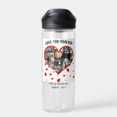 結婚記念日のカスタムハート写真コラージュ ウォーターボトル (背面)